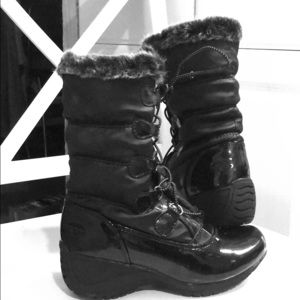 NWOT Totes black fur-tipped boots